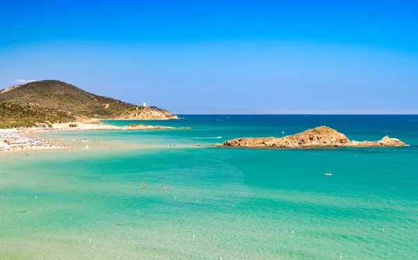 Transparante zee en kristal helder water van Sardinië. — Stockfoto