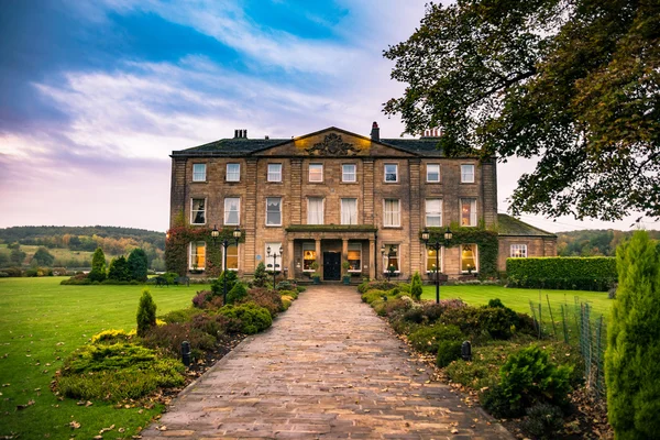 Walton Hall dans un cadre pittoresque de parc vallonné avec son propre — Photo