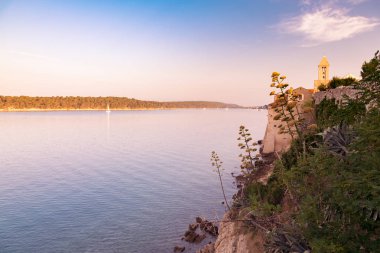 Görünüm kasaba Rab, Hırvat turist resort.