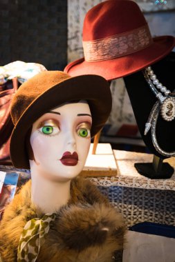 Kadın şapkalı Vintage pazarda maruz eski moda.