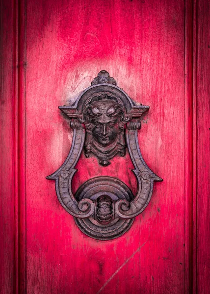 Дверна в'язка на старих червоних дерев'яних дверях . — стокове фото