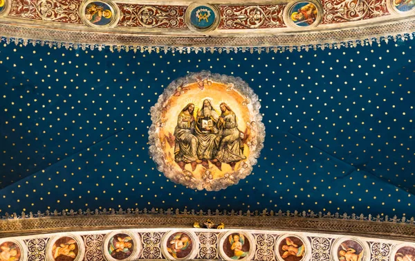 Свята Трійця, розпис на стелі головний собор. — стокове фото