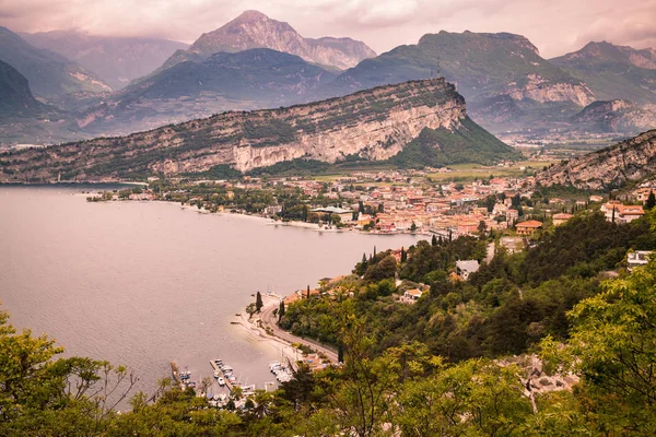 Panorama miasta Torbole nad jeziorem Garda, Włochy. — Zdjęcie stockowe