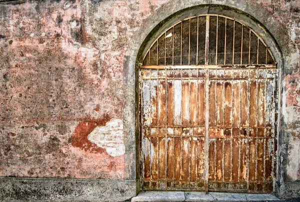 Demir pas ile kaplı kapı kilitli. — Stok fotoğraf