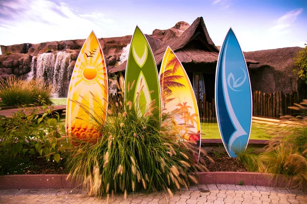 Hawaiian hut en kleurrijke surfplank. — Stockfoto