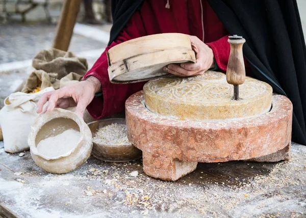 Alter Mühlstein, der von Hand gedrechselt wurde, um Mehl zu produzieren. — Stockfoto