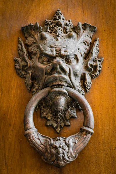 Knoker πόρτα σε μια παλιά πόρτα wodden — Φωτογραφία Αρχείου