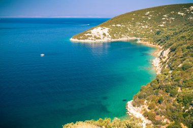 Bozulmamış kıyı şeridi ve adanın berrak su 