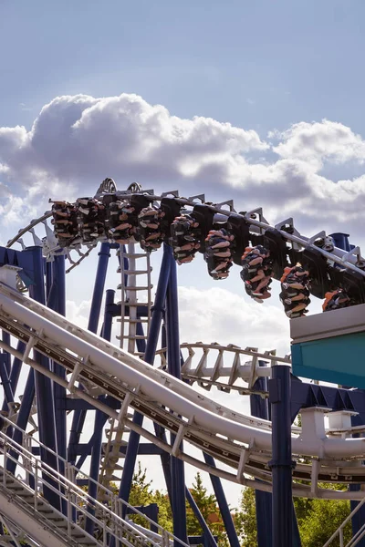 Roller coaster İtalya en büyük eğlence parkı. — Stok fotoğraf