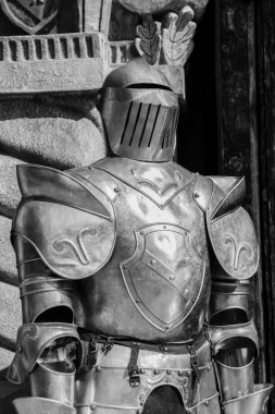 Bir kale önünde ortaçağ zırh.