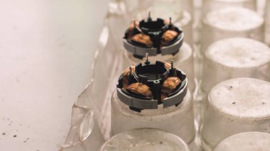 Stator sargıları küçük fanlar bir fabrikada ile.