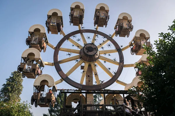 Lunaparktaki dönme dolap.. — Stok fotoğraf