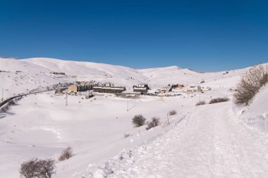 taze karla kaplı dağlar.