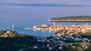 Görünüm kasaba Rab, Hırvat turist resort.