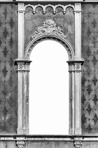 Window in Venetian Gothic style. — Stock Photo, Image
