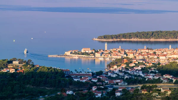 Widok na miasto Rab, chorwacka miejscowość turystyczna. — Zdjęcie stockowe