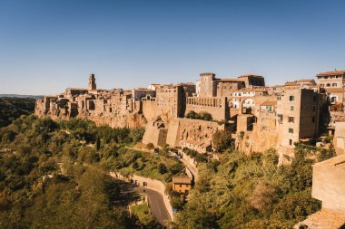 Pitigliano İtalya bir tüf kayaya inşa bir şehirdir.