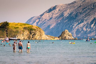 Bozulmamış kıyı şeridi ve adanın berrak su 
