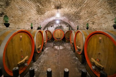 Meşe Fıçıların içinde eski bir şarap mahzeni.