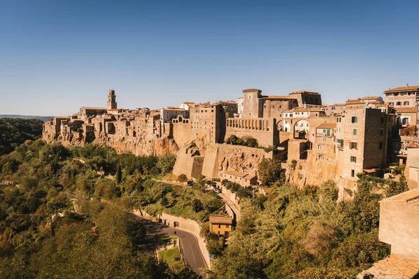 Pitigliano is een stad gebouwd op een rots van tufsteen, Italië. — Stockfoto