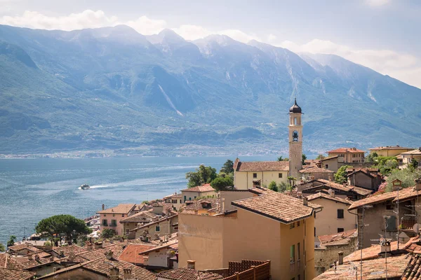 Panorama van Limone sul Garda, Gardameer, Italië. — Stockfoto