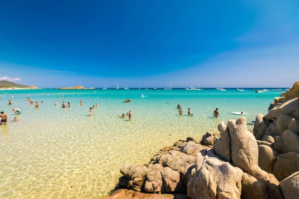 Las maravillosas playas de la bahía Chia, Cerdeña, Italia . — Foto de Stock