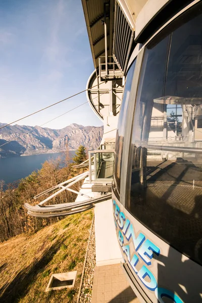 Cabine van een kabelbaan stop bij het bergstation. — Stockfoto