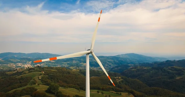 Single wind turbine. — Stock Photo, Image