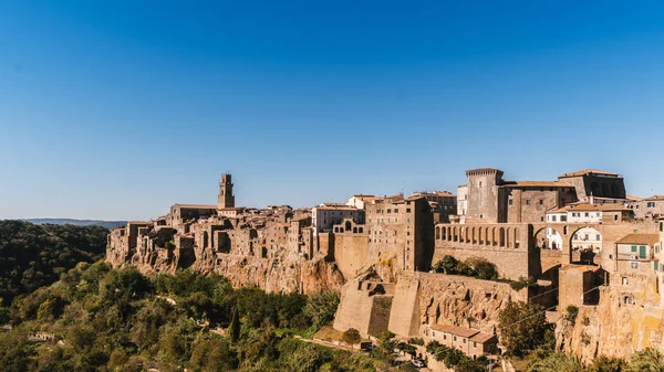 Pitigliano is een stad gebouwd op een rots van tufsteen, Italië. — Stockfoto