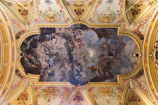 Antik bir Christian Katedrali dekore edilmiş resim tavan. — Stok fotoğraf