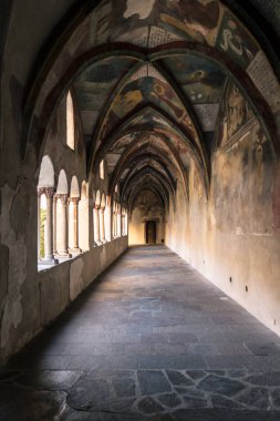 Katedral cloister fresklerle duvar ile.