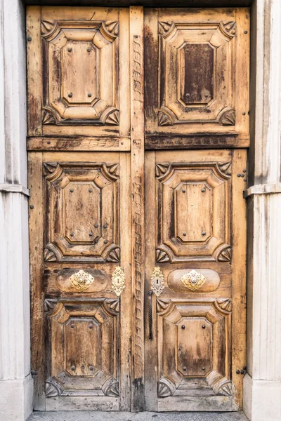 Entrance of a medieval cathedral with wooden door. — Stock Photo, Image
