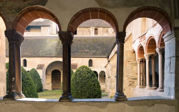 Finestre ad arco del chiostro della cattedrale . — Foto Stock