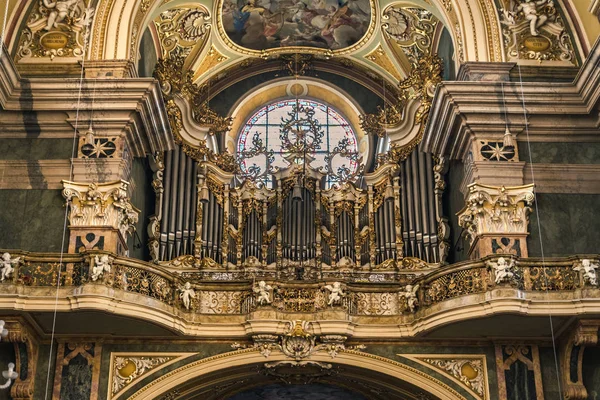 Organy i chór nad wejściem do katedry. — Zdjęcie stockowe