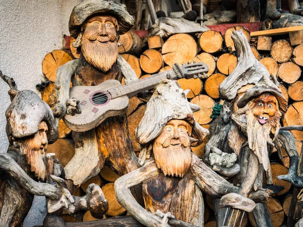Sculpture racines représentants musiciens avec leurs instruments — Photo