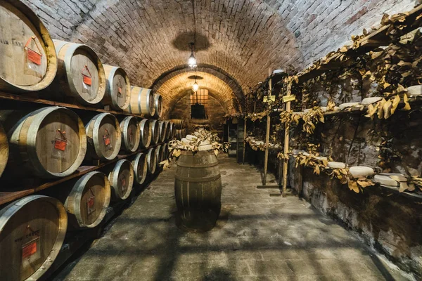 恰诺、 意大利-2016 年 11 月 1 日︰ 橡木桶在古老的意大利葡萄酒酒窖. — 图库照片