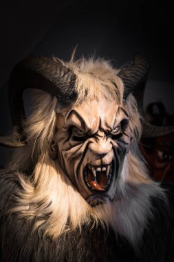 Geleneksel Krampus canavar gibi maske Alp bölgesinden.