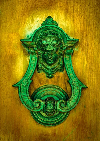 Deur knoker op een oude wodden deur — Stockfoto