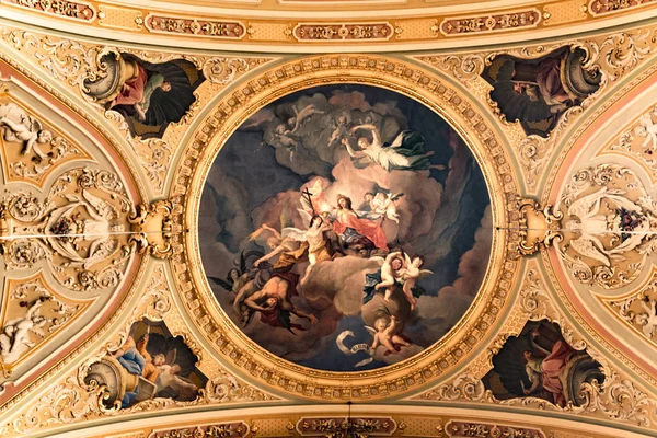 Ζωγραφική διακόσμηση οροφής από ένα αρχαίο χριστιανικό καθεδρικό ναό. — Φωτογραφία Αρχείου