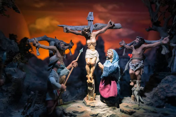 Handgemaakte houten beelden vertegenwoordigen de kruisiging van Jezus. — Stockfoto