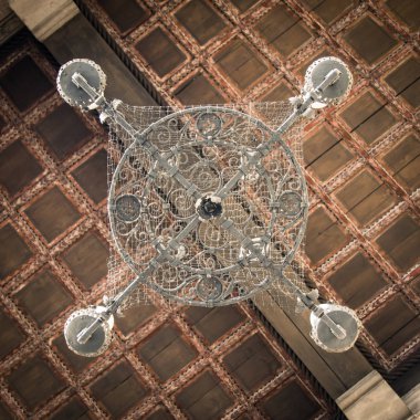 Eski demir avize ve kesonlu ahşap tavan.