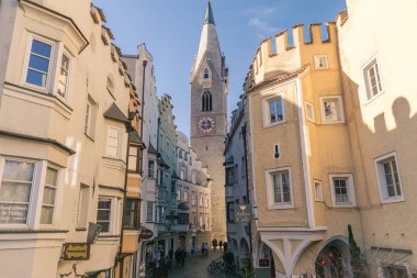 Bressanone şehir merkezinde binalar ve Beyaz Kule ile.