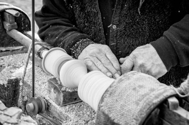 Bir parça tahta bir manuel Torna kullanarak bir esnaf açmaktadır.