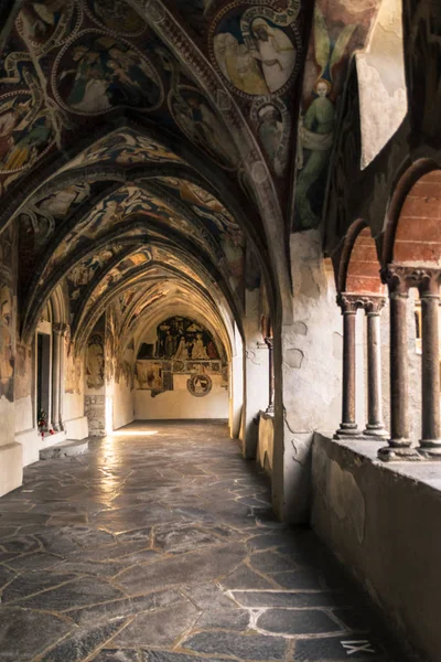 フレスコ画の壁と大聖堂の回廊. — ストック写真
