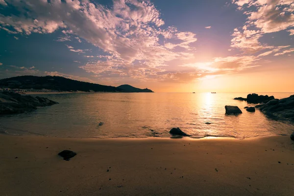 Salida del sol en la playa de Chia, Cerdeña, Italia . — Foto de Stock