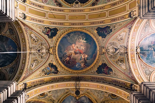 Pittura soffitto decorato di un'antica cattedrale cristiana . — Foto Stock