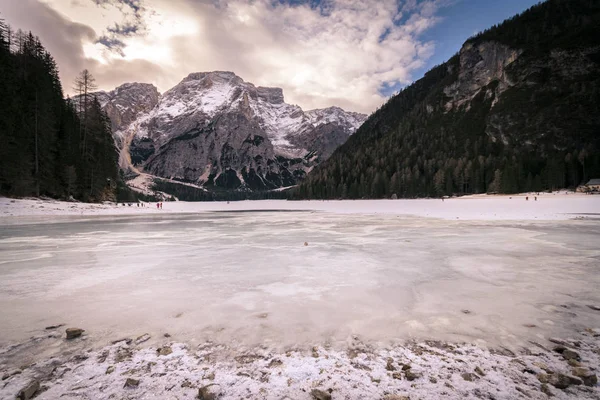 Téli táj, a befagyott tó Braies, Olaszország. — Stock Fotó