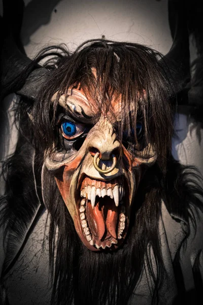 Traditionella Krampus odjuret-liknande mask från alpregionen. — Stockfoto