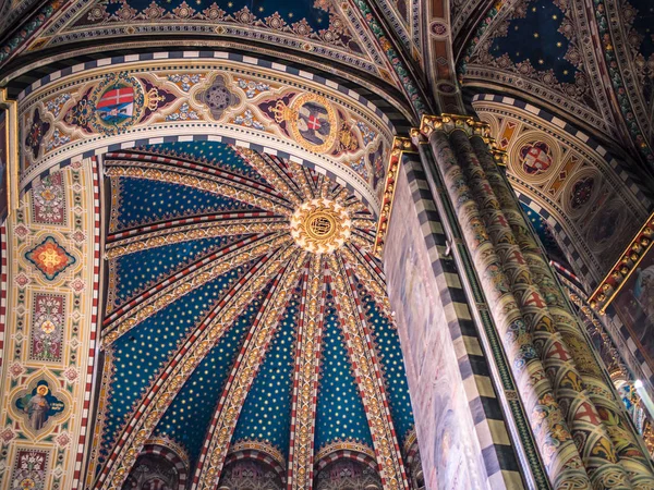 Decorated ceiling of the Interior of the Basilica of Saint Antho — Stock Photo, Image