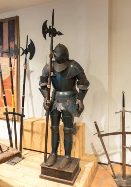 Ortaçağ zırh ile metal halberds maruz.